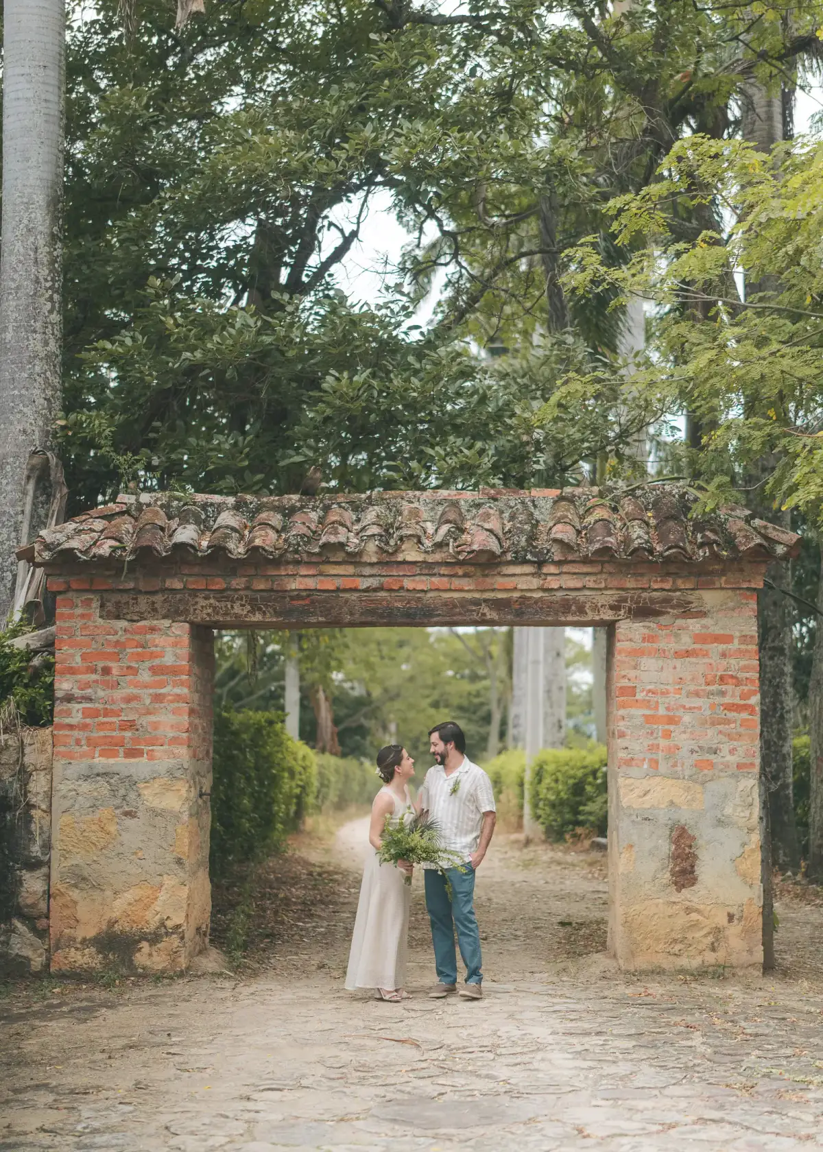 Los novios celebrando en los jardines