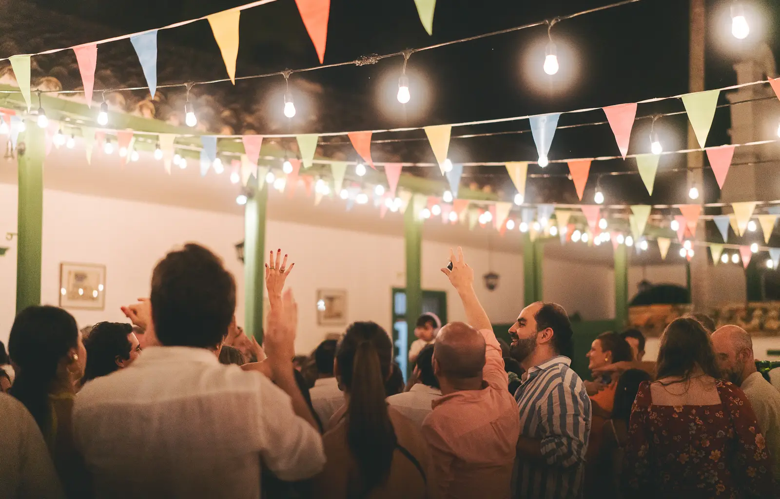 Fiesta de boda bajo las luces del patio