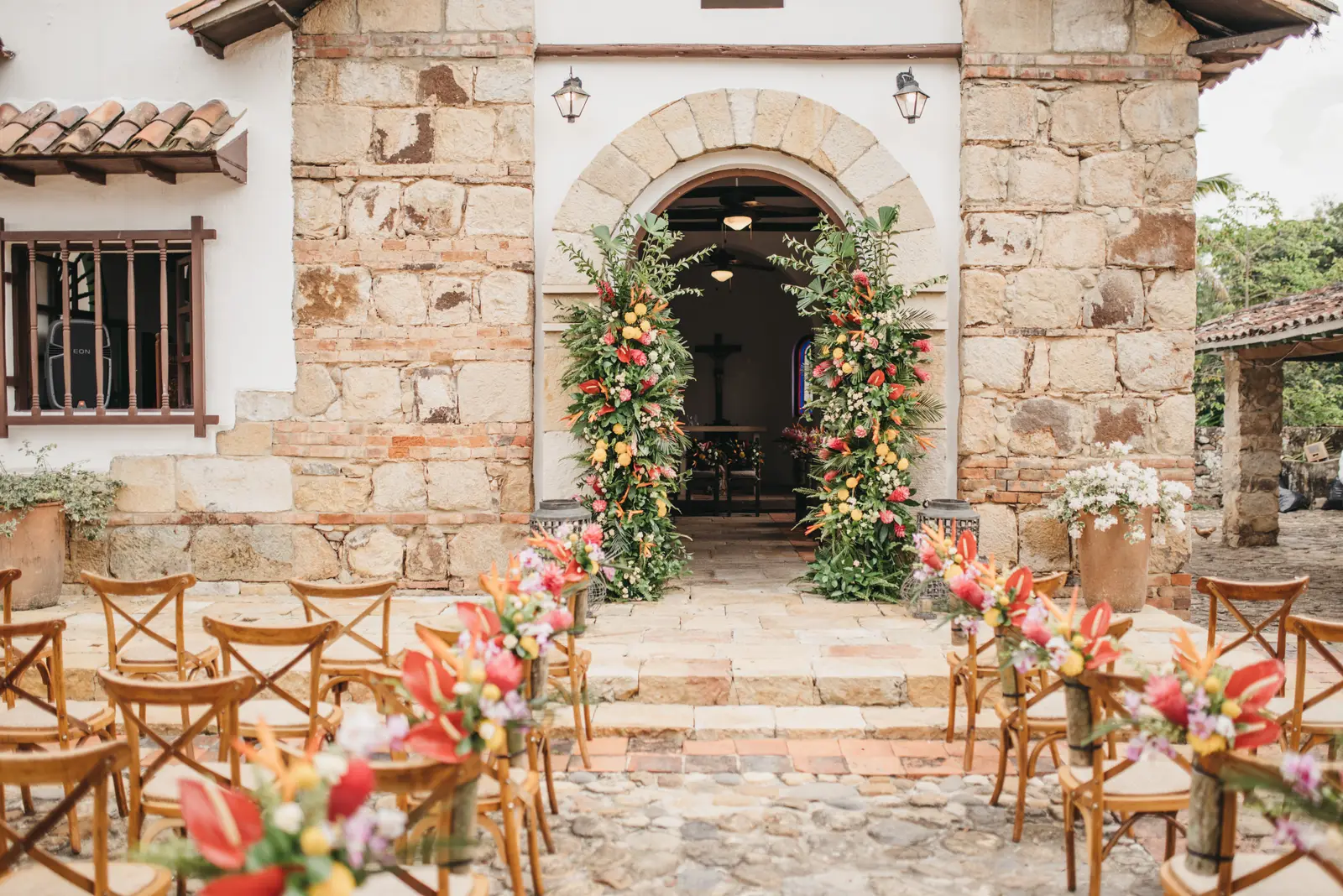 Banquete de boda en el patio colonial