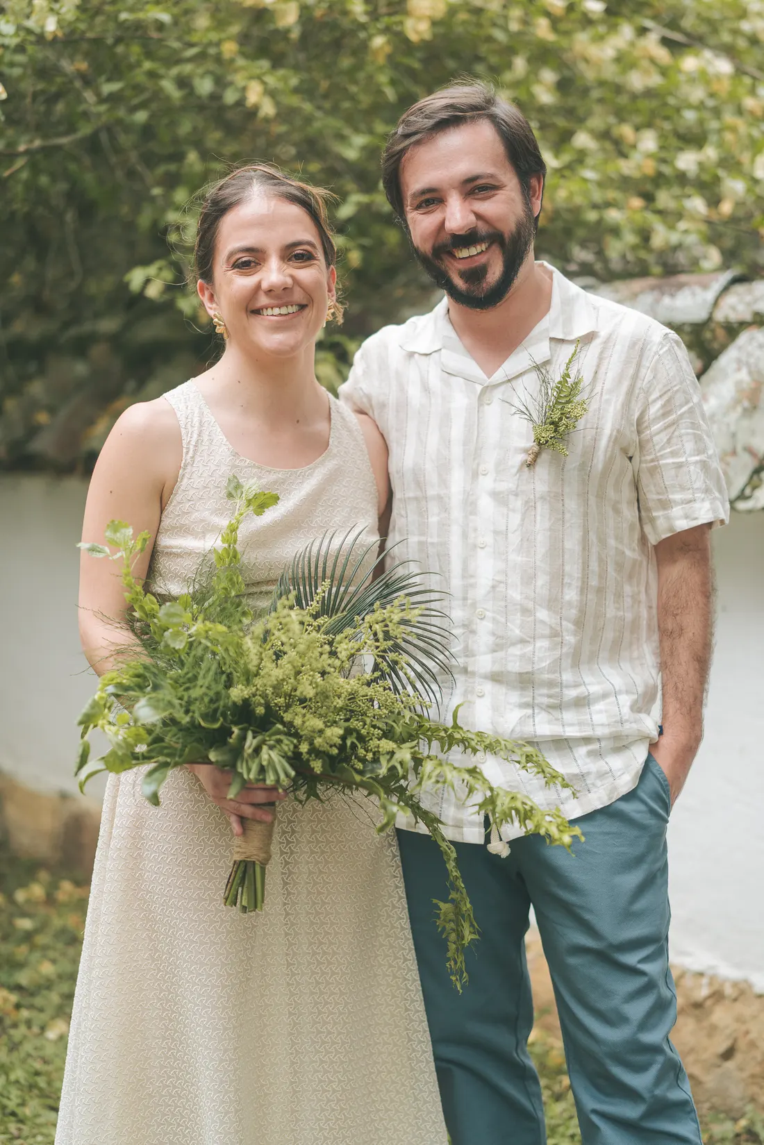 Pareja de recién casados sonriendo en los jardines de la hacienda