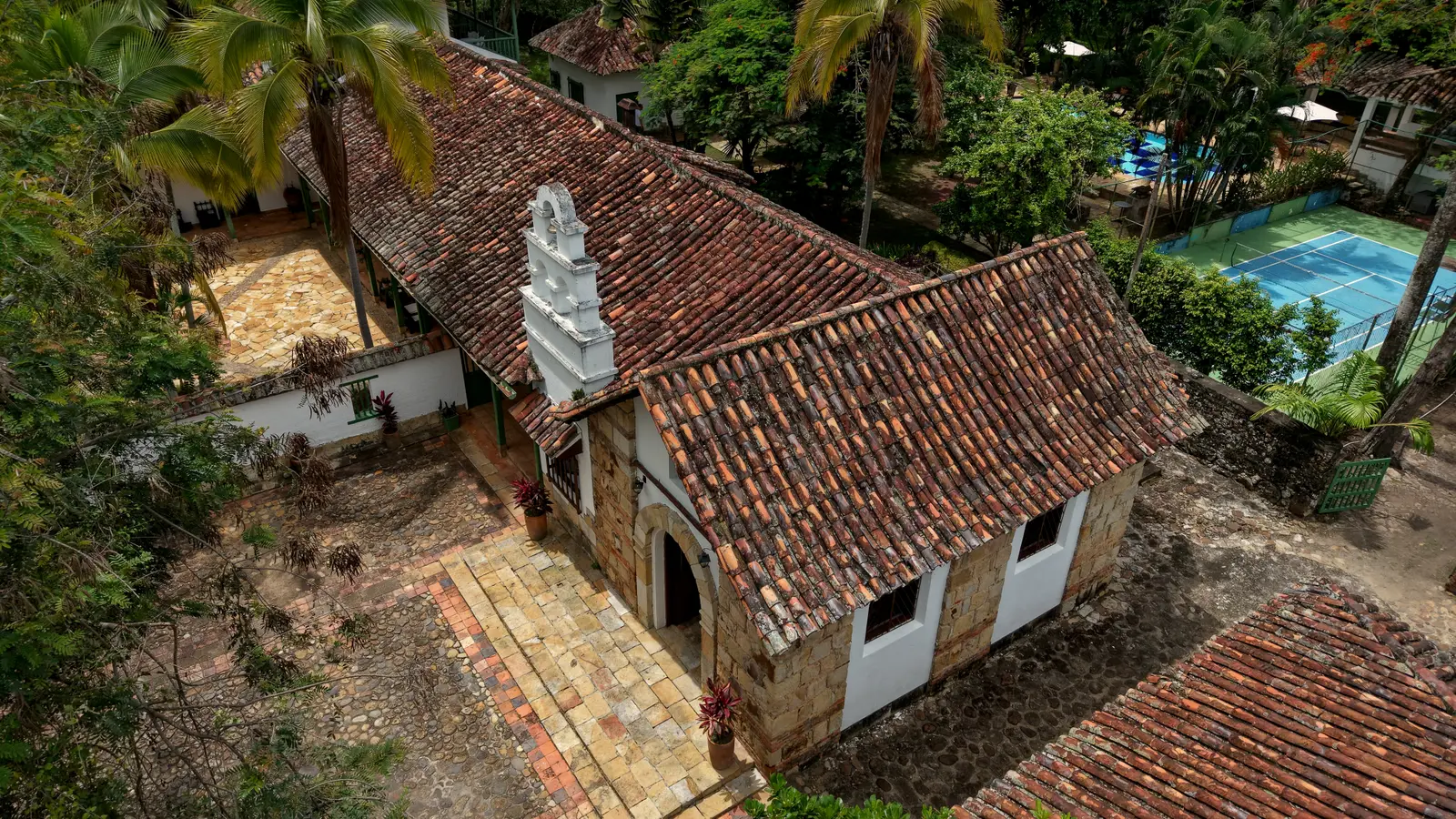 Capilla de piedra de la hacienda vista desde el aire