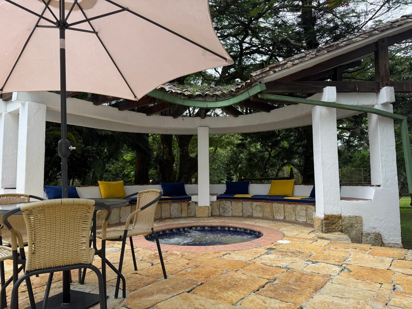 Jacuzzi y zona de estar al aire libre