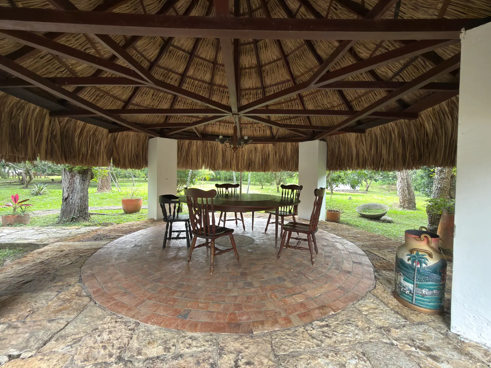 Kiosco de palma en los jardines