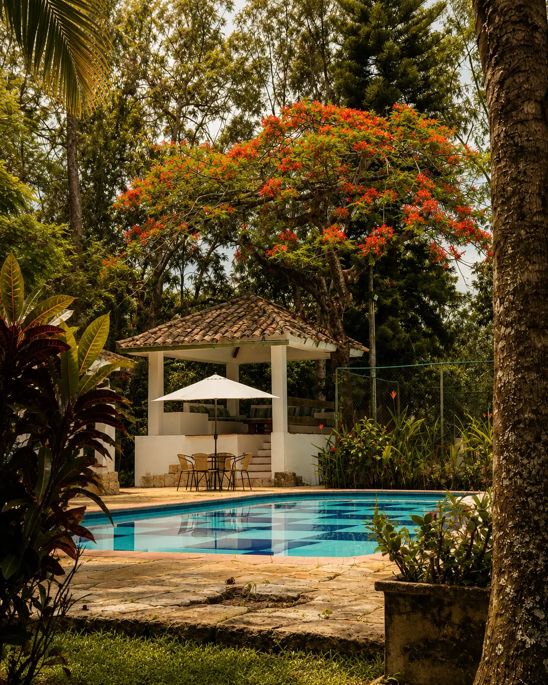 Piscina de ajedrez de la hacienda entre jardines