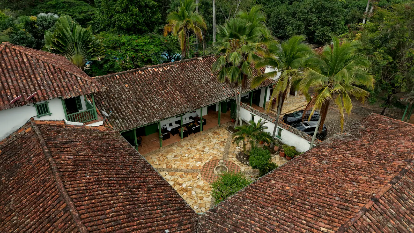 Vista aérea del patio central de la casona colonial de Hacienda La Chica, Anapoima