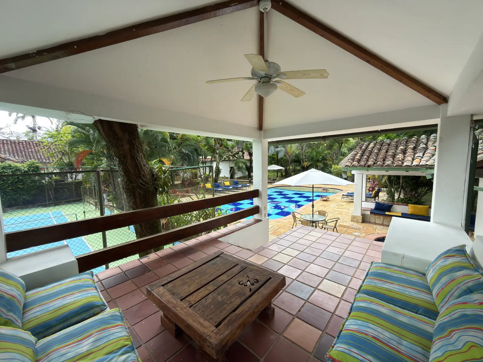 Zona de estar junto a la piscina